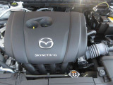 24Vマイルドハイブリッドで爽快な走りを実現する「e-SKYACTIV-G 2.0」。高効率エンジンと電動化技術の組み合わせにより、燃費性能とアイドリングストップ機能をさらに向上させました。