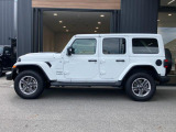台形ホイールアーチはJeep伝統のデザインです。採用している理由は諸説ありますが、オフロードを走行する際にタイヤとボディが干渉しあわないよう配慮した作りにするためとなります。