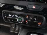 【オートエアコン】温度を設定すれば自動で快適な車内温度を保ちます。エアコン内部の高性能脱臭フィルターで車内のアレルゲンや花粉を除去。