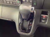 インパネシフトを採用しているので、前席の足元も広々としています。運転席と助手席の行き来もスムーズです!