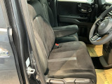 ベンチシートは、運転席と助手席の移動もスムーズ! 狭い駐車場での乗り降りや、お子様の乗り降りにも便利です。