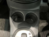 両席側前部にドリンクホルダーあります♪運転中でも手が届きやすい位置にあって使い易いです♪