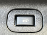 【パワーバックドア】スマートキーや運転席のボタンを押すだけでリアゲートが自動で開閉します!荷物を持っている時や、高い位置にあるバックドアを閉める際に便利な機能です♪