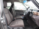 運転席と助手席は、ウォークスルー可能です。