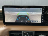 車の下が見えるインビジブルフードビュー。目の前に落下物や水溜まりが!そんなとき、まるで車の下が透けて見えるような映像を確認しながら、死角となる直前の障害物もスムースに回避。接触などを未然に防ぎます。
