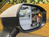 【ブラインドスポットモニター】走行中、ドアミラーの死角になりやすい箇所に後続車が接近するとサイドミラーのレンズに警告を表示!ドライバーに注意喚起をしてくれます。