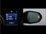 隣車線を走る車両をレーダーで検知し、ドアミラーでは確認しにくい後側方エリアに存在する車両に加え、急接近してくる車両も検知します。車両を検知するとドアミラーに搭載されたLEDインジケーターが点灯します。