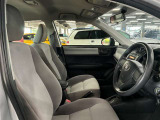 運転席の画像です。足元やシートまわりに余裕があり、リラックスした姿勢で運転が可能です。視界も良好で操作系へのアクセスもしやすく、快適で安心感のあるドライブをサポートします。