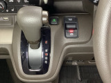 CVT車のセレクトレバーです。低速から高速まで、変速ショックのないスムーズな走りと、エンジン効率のよい領域を維持して燃費にも貢献します。サイドブレーキはスイッチ操作の電子制御パーキングブレーキです。