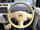 インテリアに合わせたデザインのステアリングは、運転される方のことも考え、運転しやすい形状、大きさです。是非一度、実際に触ってお確かめください。