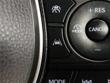 レーンキープコントロール搭載:車線の中央付近を安定して走行するよう車線から外れそうになった時に警告を出したり、ステアリングを調整して車線内に戻す装備です