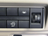 【アイドリングストップ】赤信号や渋滞で停車した際にエンジンを停止し、無駄な燃料の消費を抑えます。燃費向上や環境保護につなげる機能♪エンジンはブレーキを離せば再始動します。