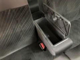ベンチシート形状で足元も含め広々ゆったり座っていただけます。運転席側に装備してますセンターコンソールボックスを利用頂くとセパレートしてリラックス、ベンチにして開放的に2タイプお好みに合わせ使えます。