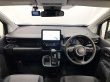 シンプルながら機能性あふれる運転席廻りです。視界性もよく、運転しやすいですよ。