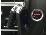 スマートキーを携帯していればキーを取り出さずにドアを施錠&解錠。クルマの始動も可能です。