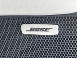 【BOSEサウンドシステム】メーカーオプションの高品位サウンドシステムを搭載。専用のチューニングが施された大小様々なスピーカーから良質なサウンドが奏でられ、臨場感あふれる音響空間を演出します。