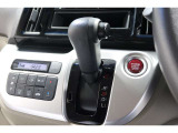 インパネシフトだから視線の移動も少なく足元もスッキリ♪運転席もゆったりしているのでゆとりを持ってドライブできますね!