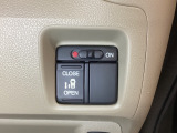 左側電動スライドドアは運転席からでも操作ができるように、ハンドル付近に開閉の操作スイッチが付いています。