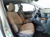 高いホールド性で運転姿勢が安定します。長距離ドライブでも疲れにくいのが魅力です。快適なドライビングライフをお送りください♪