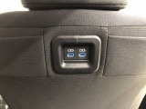 後席用にもスマートフォン等が充電できるUSB端子が付いてます。