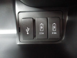 ナビ接続可能なUSBジャック、充電用USBジャックが装備されています。