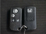 ◆スマートキー◆カギをバッグやポケットに入れたままでもドアロックの開閉ができる『スマートキー』付き!雨天や暗くなってもカギを取り出す必要がなくドアの開錠&エンジンも始動できます