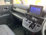 助手席周辺はこのようになっております。運転手だけでなく助手席に一緒に乗られる方も広々と快適にお乗り頂けるような設計です!各種装備を次の写真からご案内いたしますのでご覧ください。