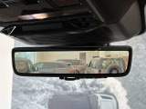 【クリアサイトリアビューモニター】が装備され荷室や後席に乗車してリアガラスが見ずらくなってしまった際にもルーフに付いているカメラでモニターに映し出すことが可能です。