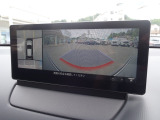 狭い場所での駐車やすれ違いなどでより的確な運転操作に役立つ360&deg;ビューモニターが装備されています。