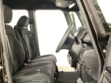 座面も厚みがあり背もたれも高く、広い足元にゆったり座れるシートです。運転席と助手席の間が空いている為、助手席側への移動がスムーズです。交通量の多い道でも助手席側から乗り降りができます。