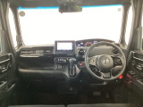 【前方視界】開放的な前方視界!運転がしやすく疲れにくいです♪窓が大きく、見通しがとっても良いおクルマですよ♪