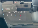 オートエアコンで快適な車内でドライブを楽しめます。