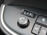 駐車時や狭い道でのすれ違い時に気を使うミラー。電動格納式ドアミラーはそんな時に便利です。