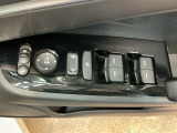 電動格納式リモコンドアミラーと、パワーウィンドウスイッチ等は運転席ドアにあります。