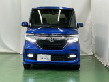 LEDヘッドライトを装備しています。LEDヘッドライトはとても明るく、雨の日や夜間走行も安全・安心です。オートライトコントロール付きで周囲の明るさに応じて自動で点灯・消灯します