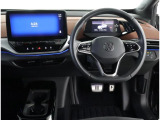 レザーステアリングにデジタルメーターです!車両情報、ナビをメーター画面内で確認できます)お客様の運転をサポートします!