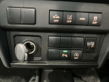 車線逸脱警報装置付きです!フロントカメラによりレーンマーカーを検知し、意図せずに走行車線から逸脱しそうな場合、メーター内のディスプレイ表示とブザーで注意を喚起します。