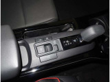 隣車線を走る車両をレーダーで検知し、ドアミラーでは確認しにくい後側方エリアに存在する車両に加え、急接近してくる車両も検知します。車両を検知するとドアミラーに搭載されたLEDインジケーターが点灯します。
