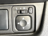 【電動格納ミラー】サイドミラーは電動格納式となっており、狭い駐車場でもキズがつくリスクを抑えられます。