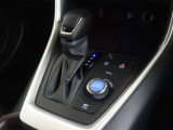 電動パーキングブレーキ・ブレーキホールドを装備してます。ホールド機能は信号待ちが多い一般道で疲労軽減になり、大好評です!