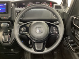 ハンドルにHondaセンシング系のクルーズコントロールやレーンキープアシストなどのスイッチと、オーディオの操作スイッチが装備されています。ハンドルから手を離さず安全に操作できます。
