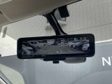 スマートルームミラーも付いています。後方ピラーや荷物、後席に同乗している方や曇りなど視界が遮られた場合でも後方カメラからの映像で安全確認をすることができます。