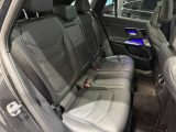 メルセデスのシートは少し硬めになっております。長時間の運転の際、適度な反発があることでお尻や腰の負担を減らす効果が御座います。