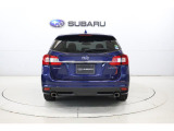SUBARUリヤビークルディテクションを搭載。後方から接近する車両を検知し、ドアミラーのLEDインジケーターで注意を促します。車線変更や後退時の安全確認をサポートし、安心感の高いドライブを実現します。