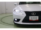 オートライト付ヘッドライトは環境に優しく経済的なLEDです。ヘッドランプから独立したアローヘッド型LEDクリアランスランプはレクサスのアイデンティティ「L」を光で表現しています。