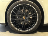 オプション:21インチPanamera Sport Designホイール(ジェットブラック塗装)