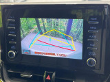 【バックカメラ】駐車時に後方がリアルタイム映像で確認できます。大型商業施設や立体駐車場での駐車時や、夜間のバック時に大活躍!運転スキルに関わらず、今や必須となった装備のひとつです!