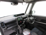 ダイハツのお店では、ダイハツ車を知り尽くしたプロフェッショナルが、専用の診断機器を使って各システムを点検しております。