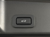 パワーテールゲート『ボタン操作一つでテールゲートの開閉が可能です。スマートキーからでも遠隔で操作可能することが可能です。』