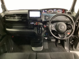 車内は光触媒抗菌消臭施工済です。インパネ周りはスタイリッシュなデザインで機能や装備も充実しています。グローブボックスやカップホルダーのほかにトレーなどたくさんの収納スペースが付いています。